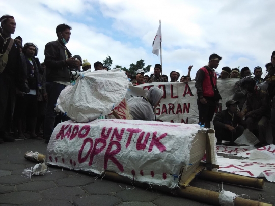 Tolak pemagaran oleh TNI, warga Urutsewu geruduk kantor DPRD Kebumen