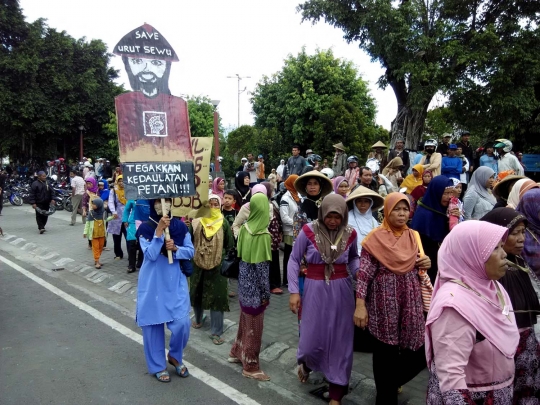 Tolak pemagaran oleh TNI, warga Urutsewu geruduk kantor DPRD Kebumen