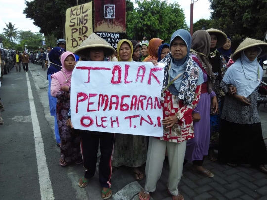 Tolak pemagaran oleh TNI, warga Urutsewu geruduk kantor DPRD Kebumen