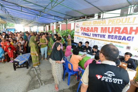 Warga serbu pasar sembako murah di Masjid Luar Batang