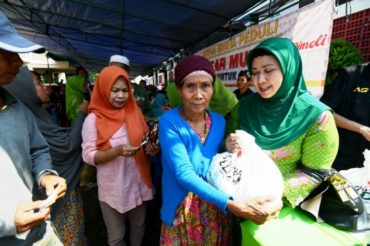 Warga serbu pasar sembako murah di Masjid Luar Batang