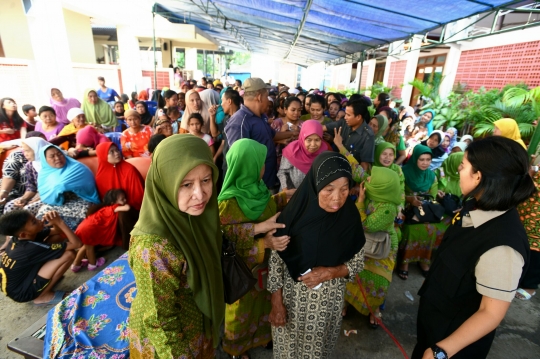 Warga serbu pasar sembako murah di Masjid Luar Batang