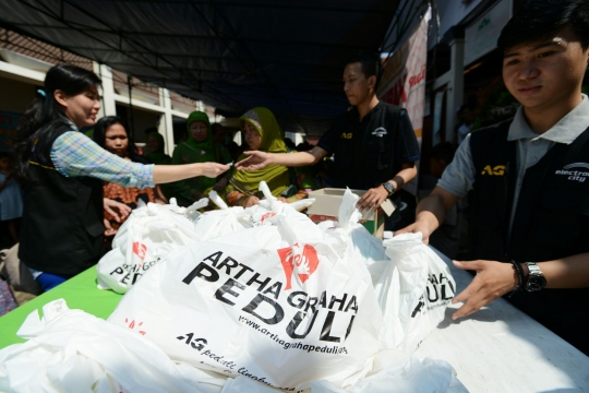 Warga serbu pasar sembako murah di Masjid Luar Batang