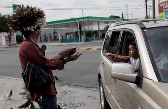 Cara aneh kakek di Meksiko berkomunikasi dengan Tuhan lewat merpati