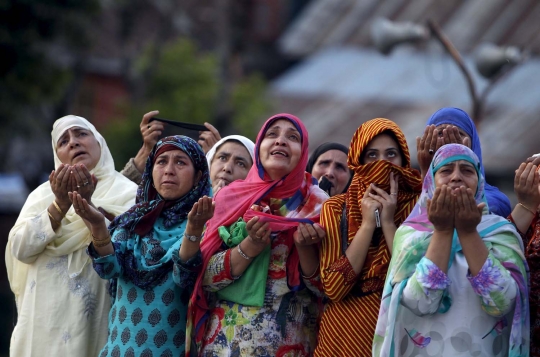 Histeris doa muslim Kashmir di masjid penyimpan rambut Rasulullah