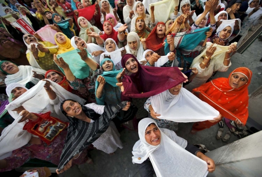 Histeris doa muslim Kashmir di masjid penyimpan rambut Rasulullah