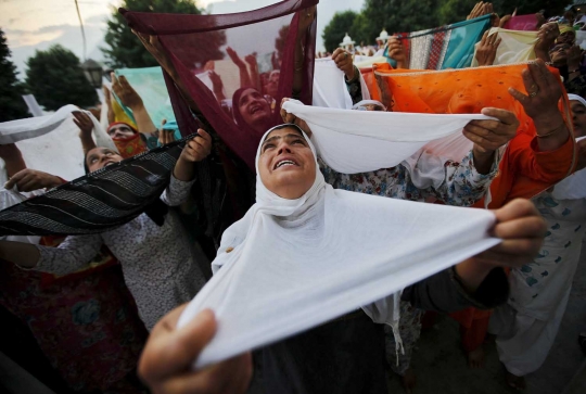 Histeris doa muslim Kashmir di masjid penyimpan rambut Rasulullah