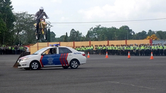 Aksi freestyle anggota Polres Banyumas ramaikan apel Operasi Ketupat