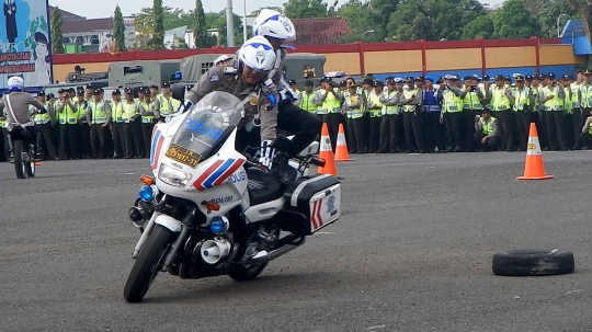 Aksi freestyle anggota Polres Banyumas ramaikan apel Operasi Ketupat