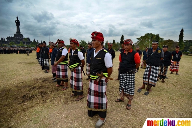 Foto : Polisi rangkul pecalang amankan liburan Idul Fitri 