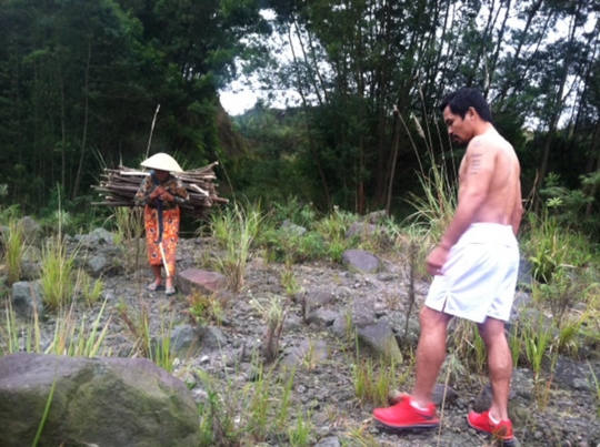 Gaya Manny Pacquiao syuting iklan jamu di kaki Gunung Merapi