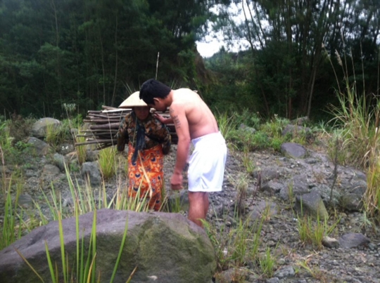 Gaya Manny Pacquiao syuting iklan jamu di kaki Gunung Merapi