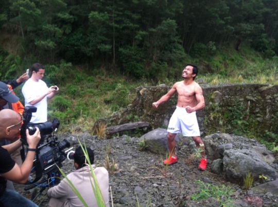 Gaya Manny Pacquiao syuting iklan jamu di kaki Gunung Merapi