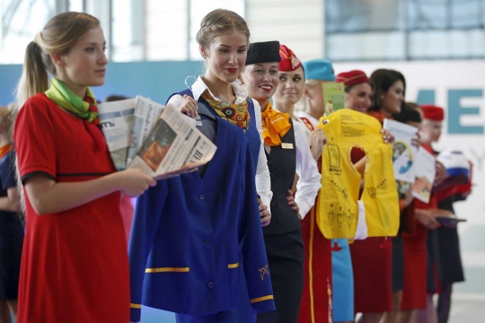 Aksi pramugari cantik Rusia berlenggang di catwalk 'Runway DME'