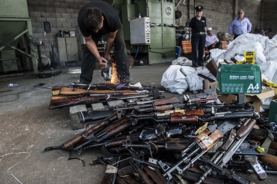 Begini cara Kosovo lebur senjata api menjadi logam
