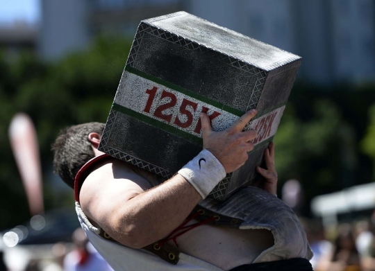 Menyaksikan lomba angkat batu seberat 150 kg di Festival San Fermin