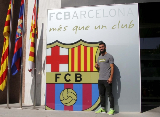 Wajah semringah Arda Turan tiba di markas Barcelona