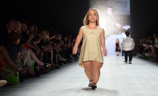 Gaya lucu model cebol berlenggang di Berlin Fashion Week