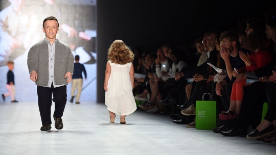 Gaya lucu model cebol berlenggang di Berlin Fashion Week