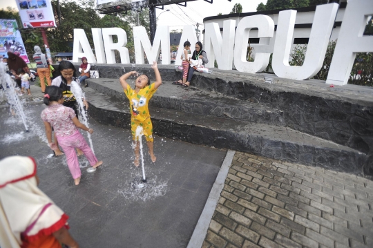 Kegembiraan anak-anak ngabuburit di Taman Air Mancur Bogor