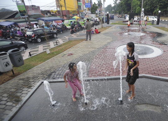 Kegembiraan anak-anak ngabuburit di Taman Air Mancur Bogor