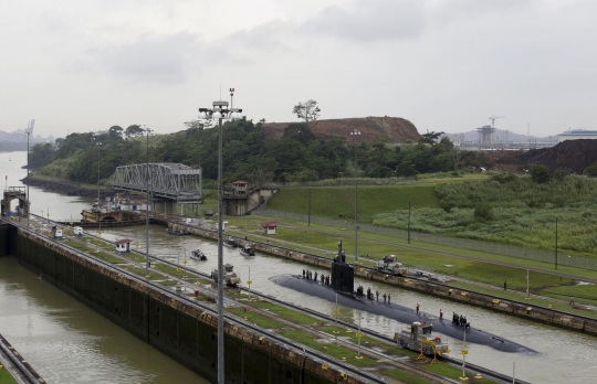 Potong jalur, kapal selam AS nekat lewati kanal di Panama