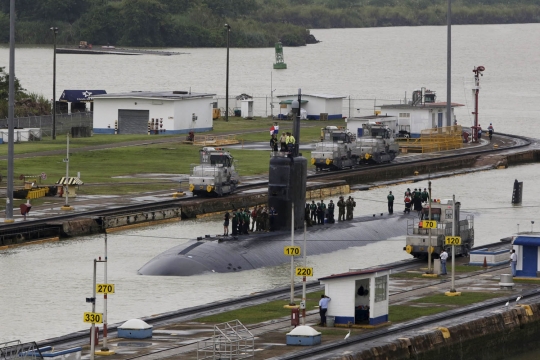 Potong jalur, kapal selam AS nekat lewati kanal di Panama