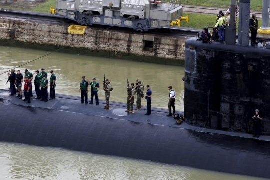 Potong jalur, kapal selam AS nekat lewati kanal di Panama