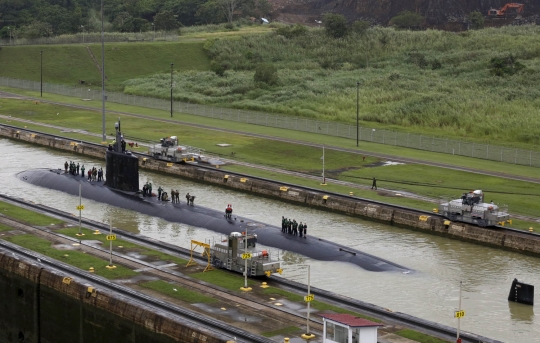 Potong jalur, kapal selam AS nekat lewati kanal di Panama