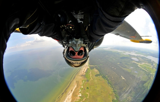 Aksi gila pilot miliarder foto selfie sambil kendarai Jet MiG 29