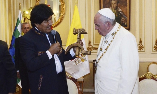 Presiden Evo Morales hadiahi Paus Fransiskus salib palu arit