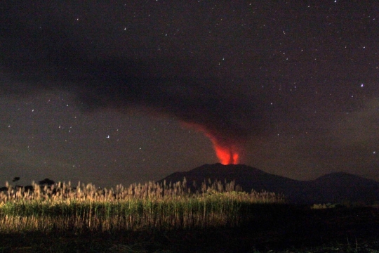 Ini penampakan Gunung Raung yang terus semburkan abu vulkanik