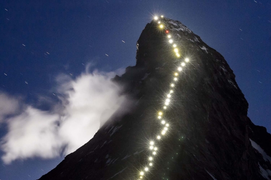 Pemandangan menakjubkan deretan lampu sinari Gunung Matterhorn