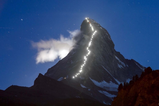 Pemandangan menakjubkan deretan lampu sinari Gunung Matterhorn