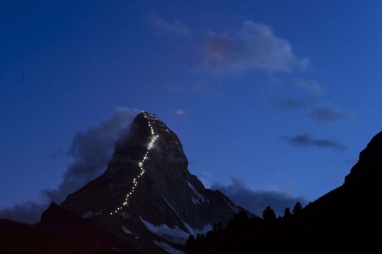 Pemandangan menakjubkan deretan lampu sinari Gunung Matterhorn