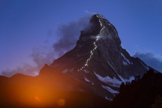 Pemandangan menakjubkan deretan lampu sinari Gunung Matterhorn