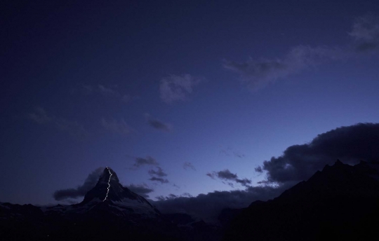 Pemandangan menakjubkan deretan lampu sinari Gunung Matterhorn