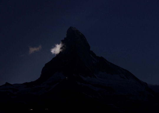 Pemandangan menakjubkan deretan lampu sinari Gunung Matterhorn