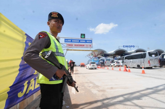 Brimob bersenjata laras panjang amankan arus mudik di Tol Cipali