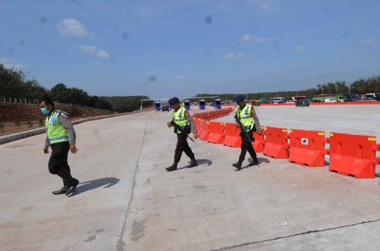 Brimob bersenjata laras panjang amankan arus mudik di Tol Cipali