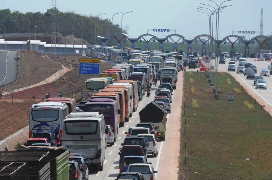 Brimob bersenjata laras panjang amankan arus mudik di Tol Cipali