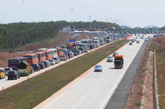 Brimob bersenjata laras panjang amankan arus mudik di Tol Cipali