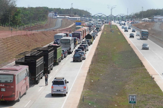 Brimob bersenjata laras panjang amankan arus mudik di Tol Cipali