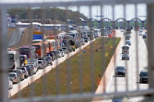 Brimob bersenjata laras panjang amankan arus mudik di Tol Cipali