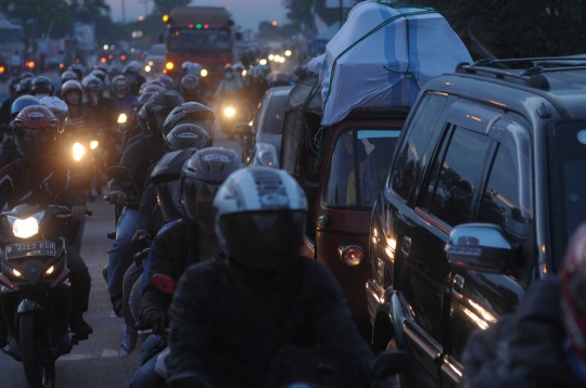 Pemudik sepeda motor padati jalan lintas Karawang arah Pantura