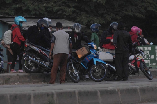 Pemudik sepeda motor padati jalan lintas Karawang arah Pantura