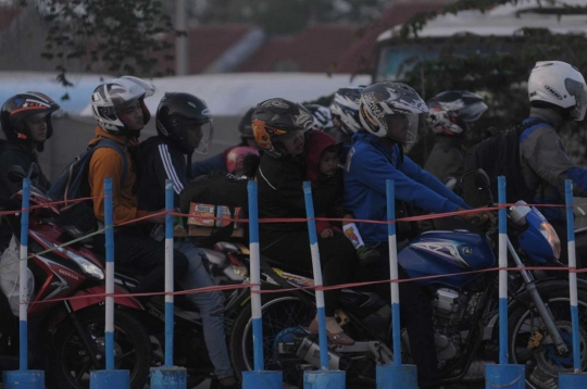 Pemudik sepeda motor padati jalan lintas Karawang arah Pantura