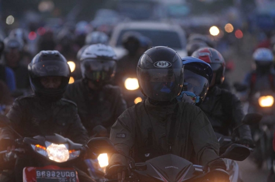 Pemudik sepeda motor padati jalan lintas Karawang arah Pantura