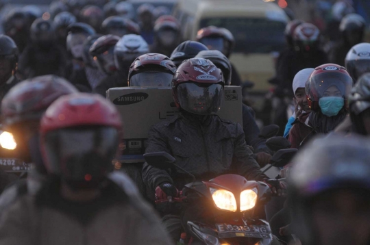 Pemudik sepeda motor padati jalan lintas Karawang arah Pantura