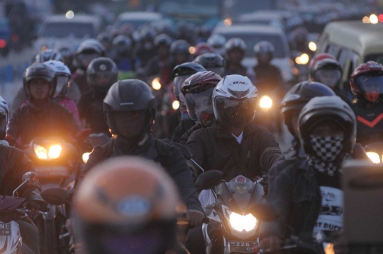 Pemudik sepeda motor padati jalan lintas Karawang arah Pantura